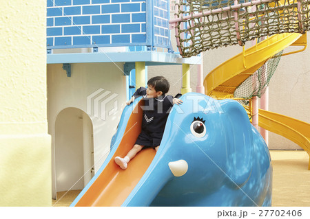 遊具で遊ぶ園児達 27702406