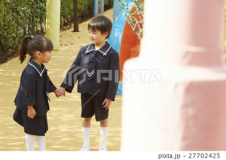手をつなぐ男の子と女の子 27702425