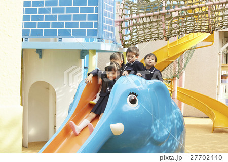 遊具で遊ぶ園児 27702440