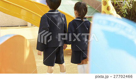 手をつなぐ男の子と女の子 手をつなぐ男の子と女の子 27702466