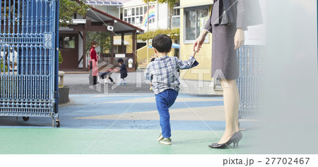 働くお母さんと園児 27702467