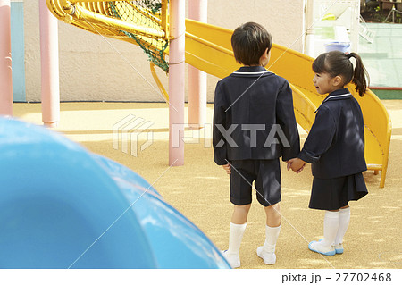 手をつなぐ男の子と女の子 手をつなぐ男の子と女の子 27702468