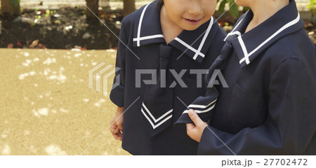 見つめ合う男の子と女の子 27702472