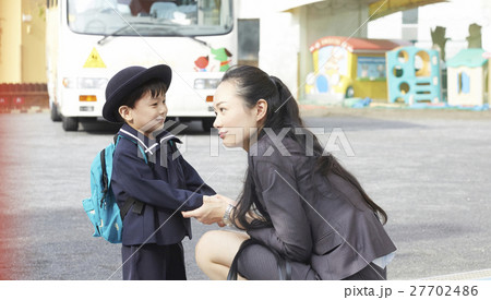 働くお母さんと園児 働くお母さんと園児 27702486