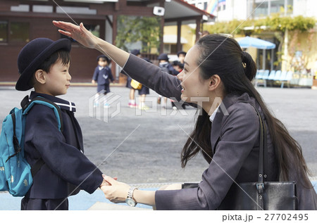 働くお母さんと園児 27702495