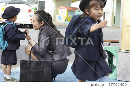 働くお母さんと園児 27702499