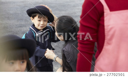 働くお母さんと園児 27702501