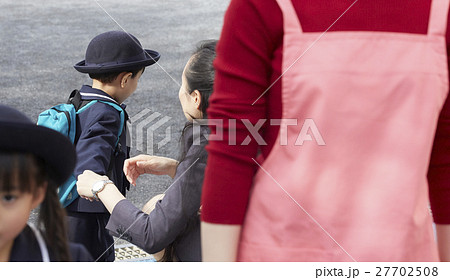 働くお母さんと園児 27702508