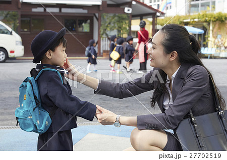 働くお母さんと園児 27702519