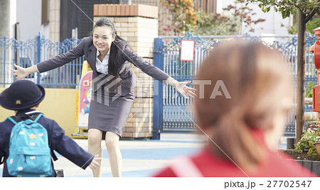 働くお母さんと園児 27702547