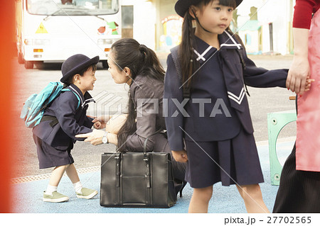 働くお母さんと園児 27702565