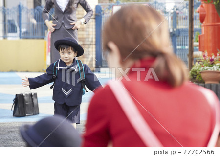 働くお母さんと園児 働くお母さんと園児 27702566