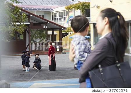 働くお母さんと園児 27702571