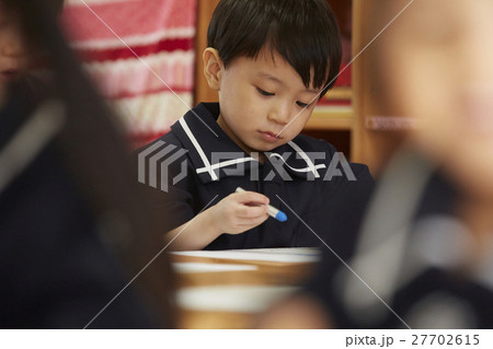 お絵かき中の園児たち お絵かき中の園児たち 27702615
