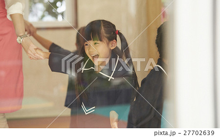 教室遊び　園児たち 27702639