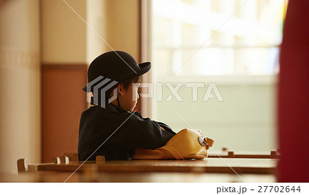 お迎えを待つ園児 27702644