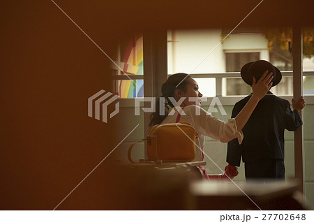 お迎えを待つ園児 お迎えを待つ園児 27702648