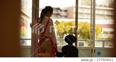 お迎えを待つ園児 27702651