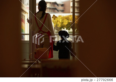 お迎えを待つ園児 27702666