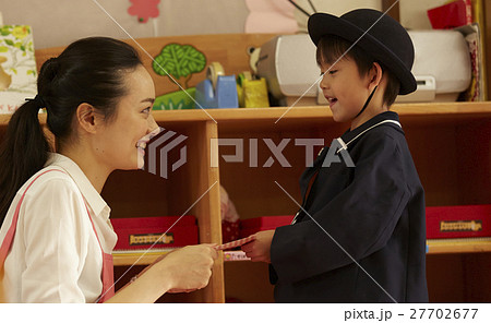 先生にお手紙を渡す園児 先生にお手紙を渡す園児 27702677