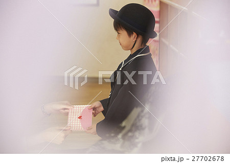 先生にお手紙を渡す園児 27702678