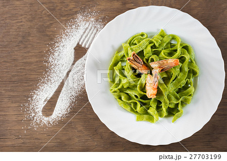 Spinach pasta with shrimps 27703199