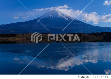 薄氷の張った田貫湖と富士山 薄氷の張った田貫湖と富士山 27703234