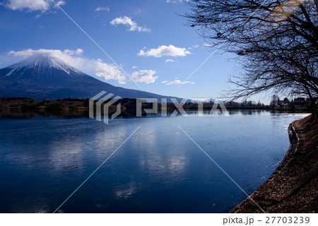 薄氷の張った田貫湖と富士山 薄氷の張った田貫湖と富士山 27703239