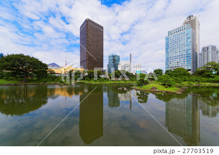旧芝離宮恩賜庭園と湖面に映える景観 27703519