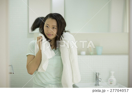 お風呂上がりの若い女性の写真素材