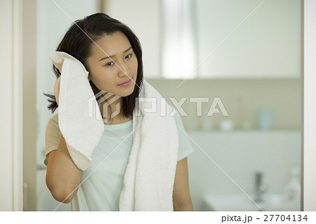 お風呂上がりの若い女性 27704134