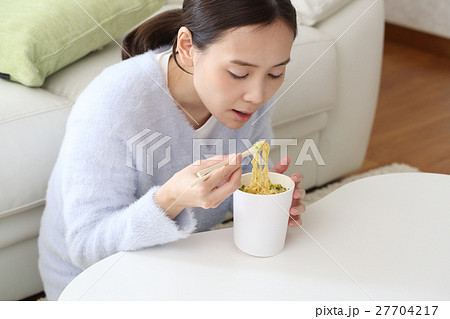 カップラーメンを食べる女性 カップラーメンを食べる女性 27704217