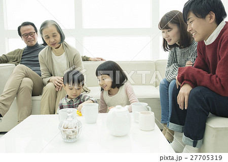 リビングでくつろぐ家族6人 リビングでくつろぐ家族6人 27705319