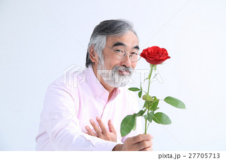 バラを差し出す男性の写真素材