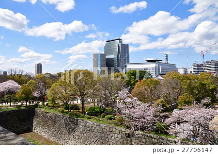 大阪城公園からの大阪府警察本部と大阪歴史博物館とお堀 27706147