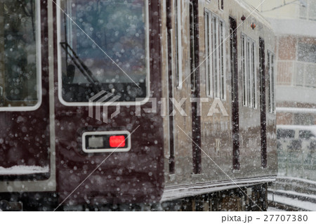 雪の中を走る阪急電車 雪の中を走る阪急電車 27707380