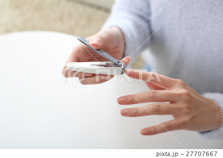 爪を切る 27707667