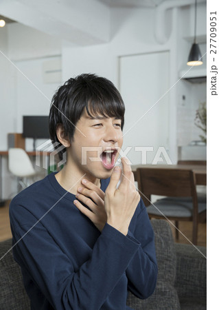 のどスプレーをする男性ポートレート のどスプレーをする男性ポートレート 27709051