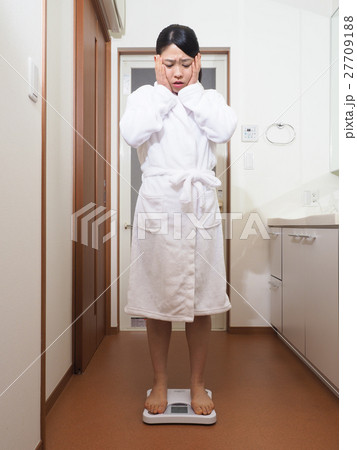 体重を測って驚く女性 27709188