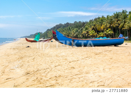 Abandonned artistic wooden canoe on a lonely beach Abandonned artistic wooden canoe on a lonely beach 27711880
