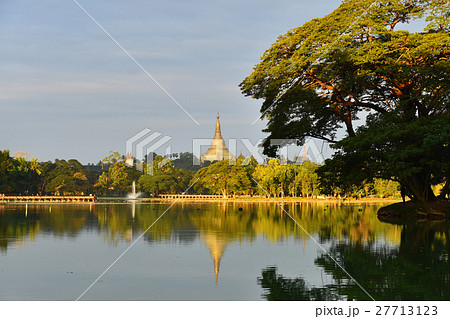 Shwedagon Pagoda view from Kandawgyi Lake  27713123