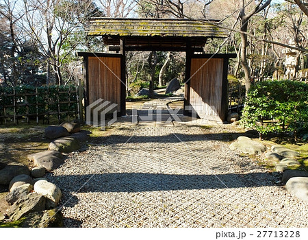 日本庭園への入口 素朴な茅葺き門の写真素材