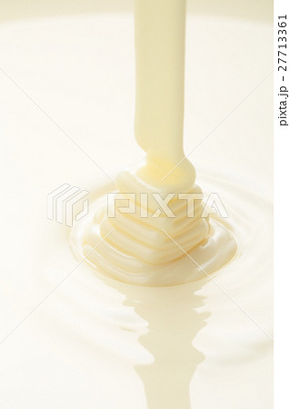 クーベルチュールホワイトチョコレートのテンパリングの写真素材
