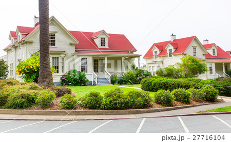 Nice houses decorated with green plants. 27716104