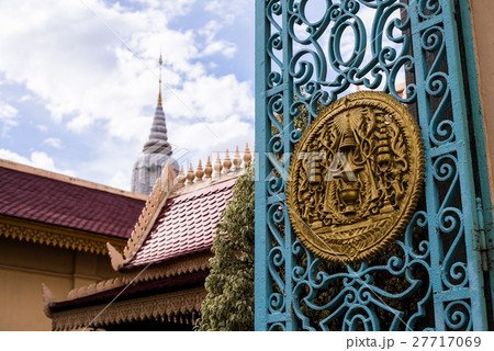 Carved bas-relief on a gate of asian thai temple 27717069
