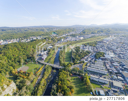 豊平川と住宅街 空撮（札幌市南区） 27717806