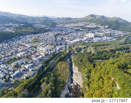 豊平川と住宅街 空撮（札幌市南区） 27717807