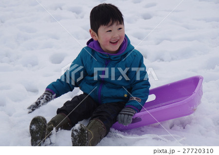 そり遊び中五歳男の子 そり遊び中五歳男の子 27720310