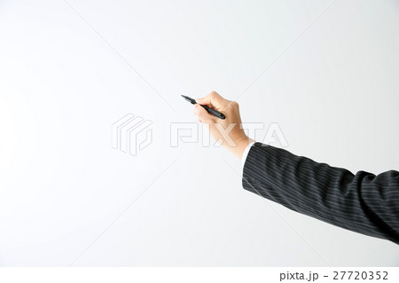 なにかを書くビジネスマン なにかを書くビジネスマン 27720352