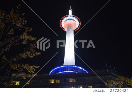夜の京都タワー（京都駅烏丸中央口前／京都市下京区烏丸七条下ル東塩小路町） 27720424
